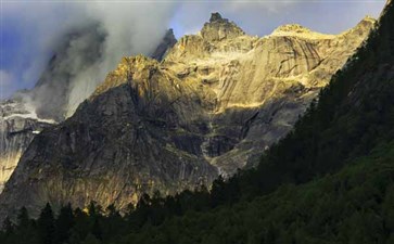 四姑娘山双桥沟日照金山