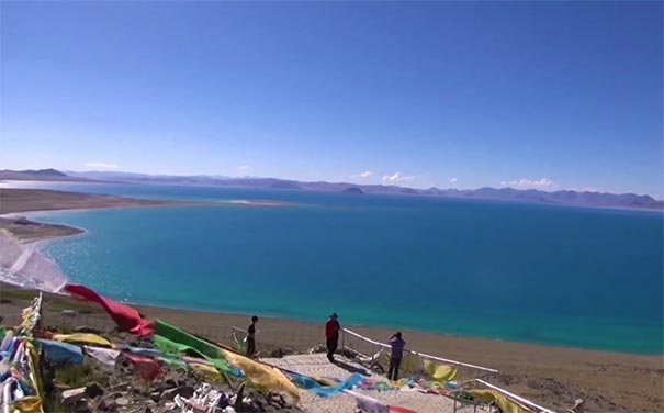 西藏旅游：阿里扎日南木措湖畔经幡