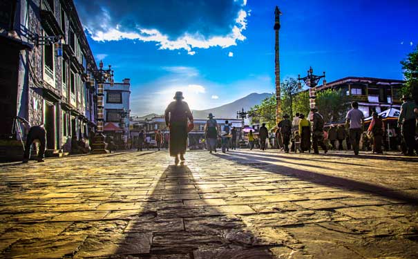 西藏拉萨旅游：行走在大昭寺旁