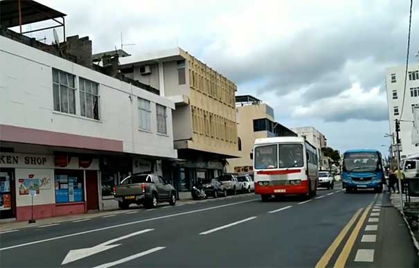 毛里求斯旅游：路易港（Port Louis）路上的中国产公交车