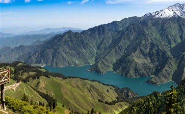 新疆旅游专列：天山天池观景台