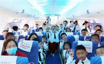 重庆夏令营[航空研学]：扬州航空研学登上737