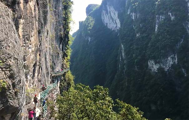 恩施鹤峰县屏山峡谷雕岩峡