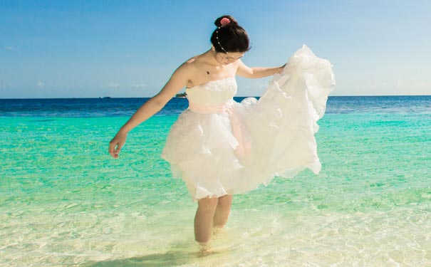 海南三亚旅游：海边婚纱拍摄