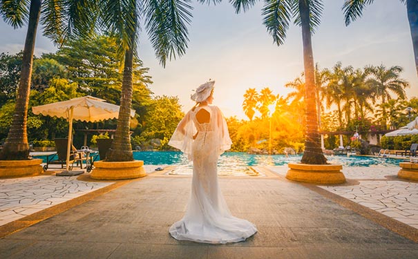 海南三亚旅游：海边婚纱拍摄