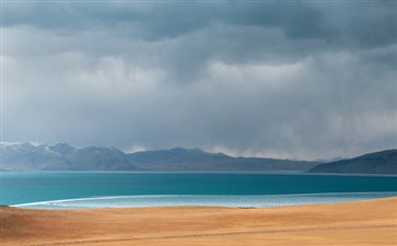 新疆帕米尔高原卡拉库里湖