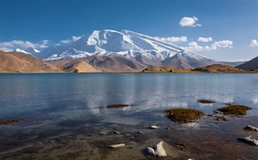 新疆帕米尔高原卡拉库里湖与慕士塔格雪峰