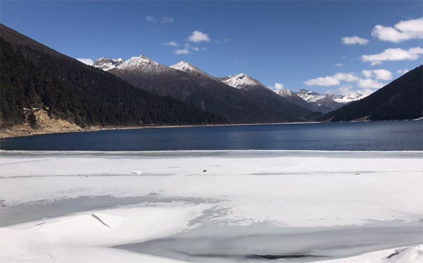 西藏旅游景点：林芝措木及日湖冬季