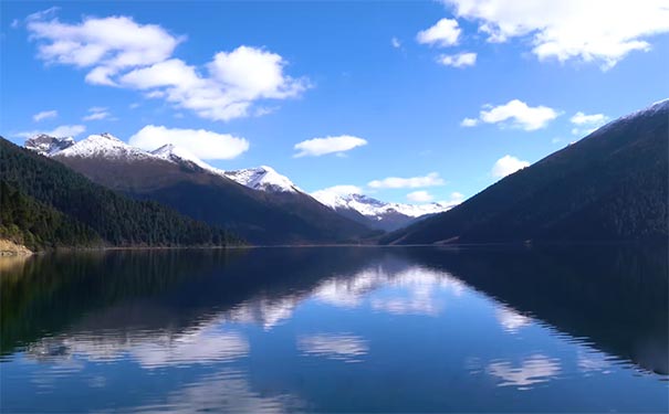 西藏旅游景点：林芝措木及日湖