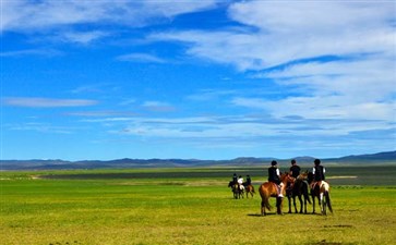 东北旅游：内蒙古呼伦贝尔草原骑马