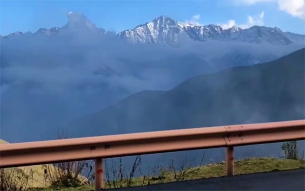 四姑娘山旅游：中国熊猫大道巴朗山隧道出口景色