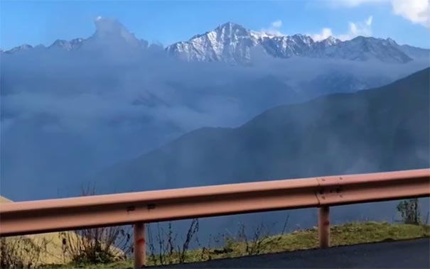 四姑娘山旅游：中国熊猫大道巴朗山隧道出口景色