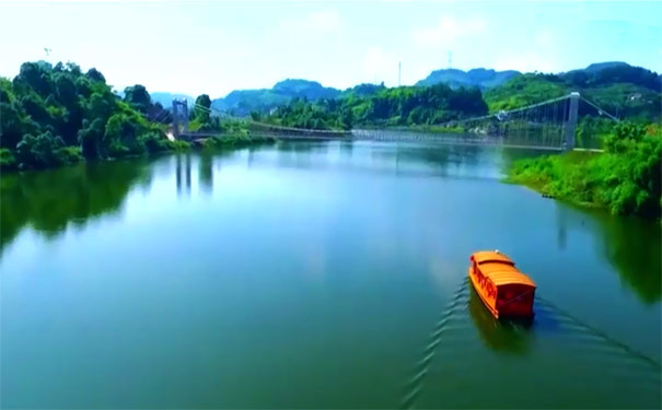 重庆周边旅游避暑地推荐：万盛青山湖国家湿地公园水上游船