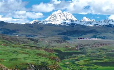 重庆自驾旅游：塔公草原远眺雅拉雪山