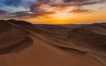 重庆自驾旅游：内蒙古巴丹吉林沙漠落日