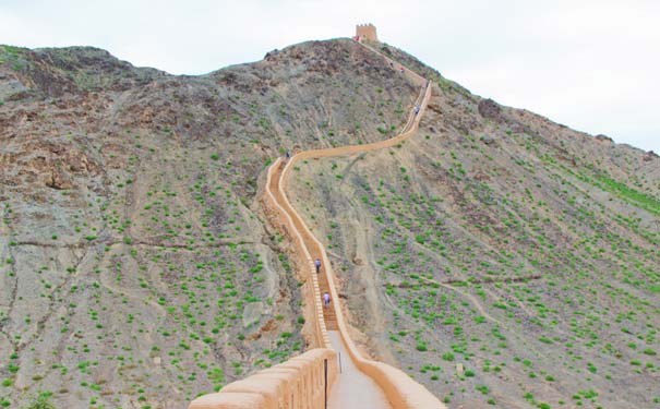 重庆自驾旅游：西北甘肃嘉峪关悬壁长城