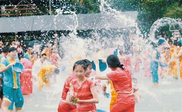 重庆自驾游：西双版纳傣族园泼水节