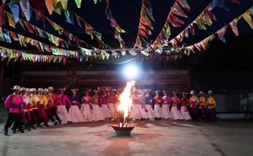 泸沽湖篝火晚会