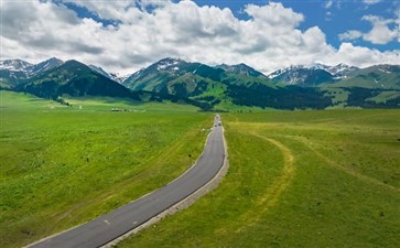 新疆旅游：独库公路中段