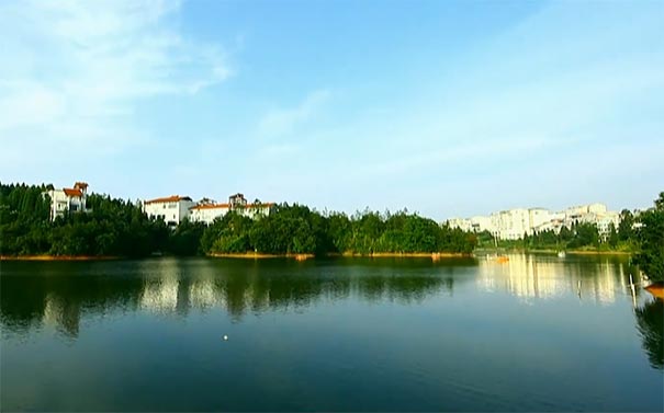 重庆旅游：渝东南避暑石柱黄水月亮湖