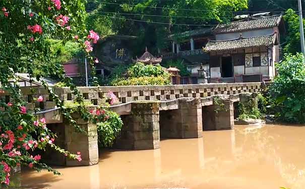 重庆旅游景点:东溪古镇上平桥