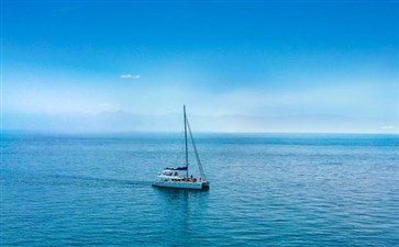海南三亚旅游：帆船动力艇出海