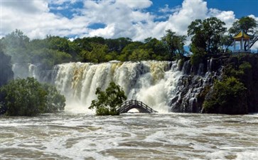 东北旅游：黑龙江镜泊湖吊水楼瀑布