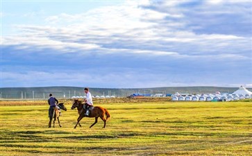 内蒙古旅游：呼伦贝尔草原骑马