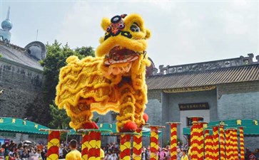 广东旅游：佛山黄飞鸿纪念馆门口舞狮表演