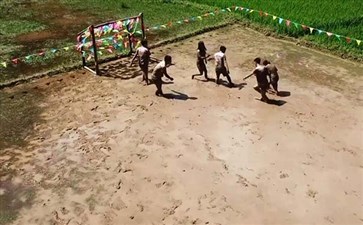 重庆武隆旅游：天坑寨子特色项目泥潭足球