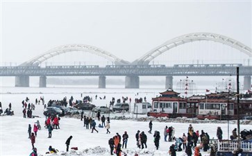 哈尔滨滨州铁路桥与冰封的松花江