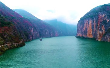 三峡旅游：瞿塘峡夔门红叶