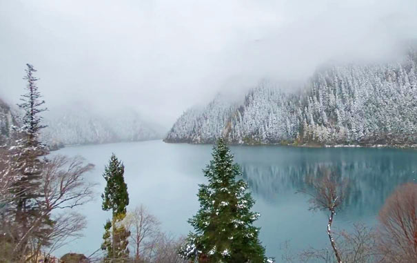 四川旅游景点：九寨沟冬季雪景