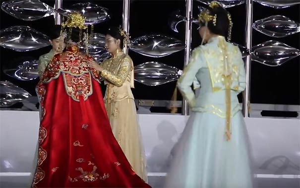 2021第25届三亚国际婚庆节上的中式婚纱