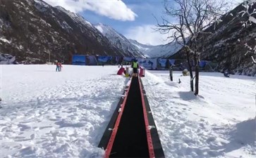 鹧鸪山冰雪世界滑雪场