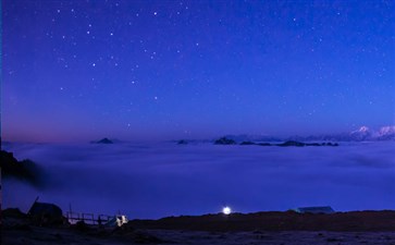 牛背上山顶星空夜景