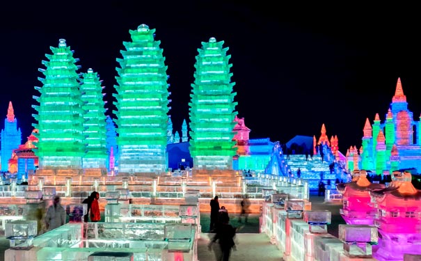 东北黑龙江冬季旅游：哈尔滨冰雪大世界夜景