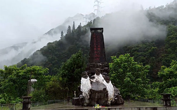 西藏川藏线十英雄纪念碑