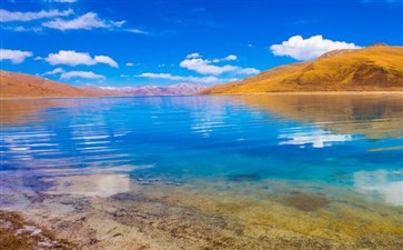 西藏旅游：羊桌雍措湖畔