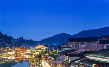 红色旅游：凤凰古城夜景