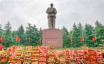 湖南旅游：韶山毛主席铜像广场