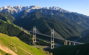 新疆夕阳红旅游专列：果子沟大桥