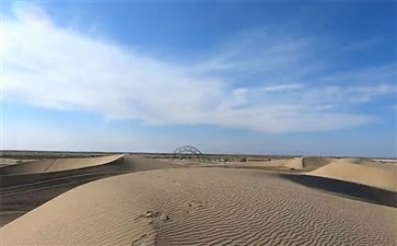 新疆夕阳红旅游专列：十一团沙漠之门