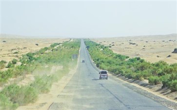 新疆旅游：塔克拉玛干沙漠中的公路