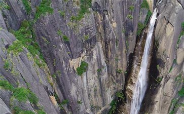 林芝旅游：卡定沟天佛瀑布