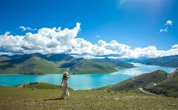 重庆到西藏旅游：岗巴拉山口观景台赏羊桌雍措