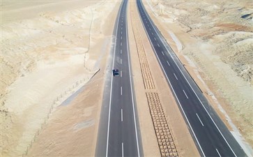 重庆自驾旅游：新疆S21阿乌高速沙漠高速