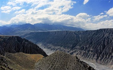 新疆旅游专列：独山子大峡谷