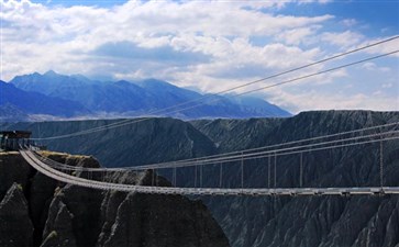 新疆旅游专列：独山子大峡谷玻璃桥