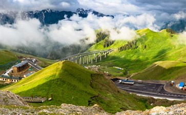 新疆旅游专列：那拉提果子沟大桥